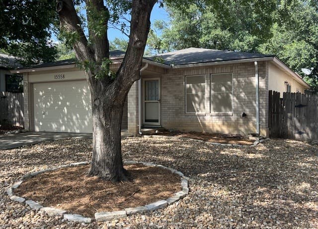 3-bedroom rental at 15558 Knollmeadow in San Antonio, TX — photo 3