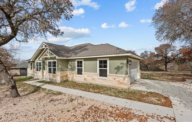 4-bedroom rental at 195 Log Cabin in Poteet, TX — photo 3