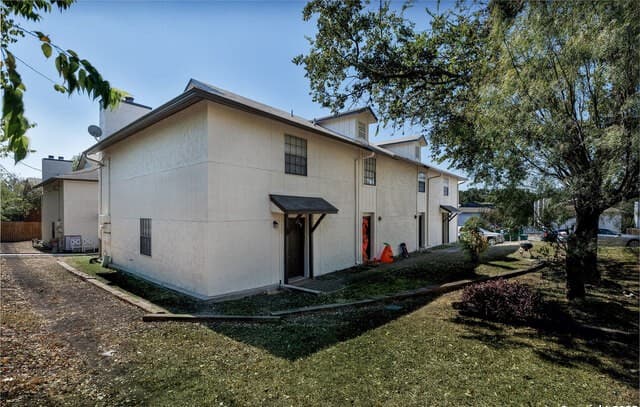 rental at 546 Dukeway in Universal City, TX — photo 2