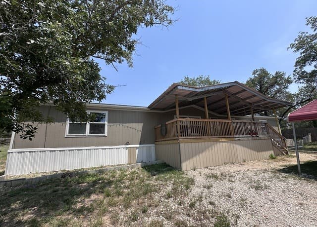 5-bedroom rental at 108 River Run in Poteet, TX — photo 3