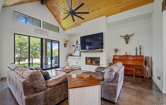 4-bedroom rental at 340 Warbler in Spring Branch, TX — photo 5