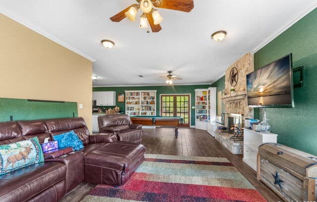 4-bedroom rental at 354 Lacey Oak in Castroville, TX — photo 4
