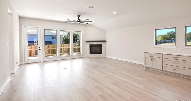 5-bedroom rental at 409 Foxtail Canyon in Cibolo, TX — photo 5