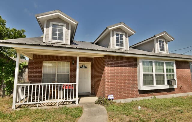 3-bedroom rental at 146 Yucca in San Antonio, TX — photo 1