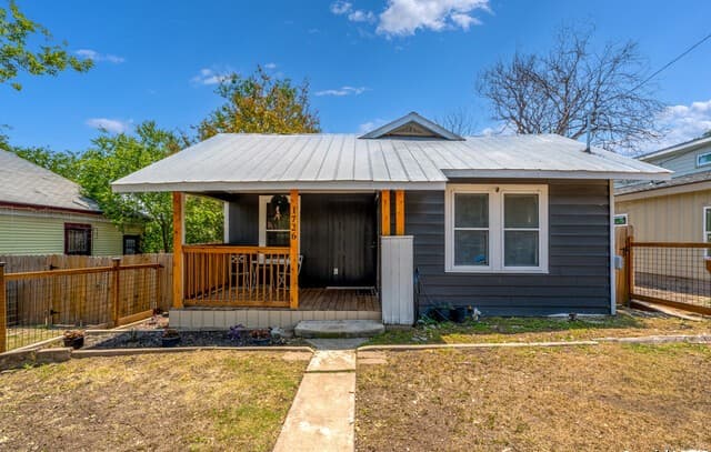 2-bedroom rental at 1726 Center in San Antonio, TX — photo 1
