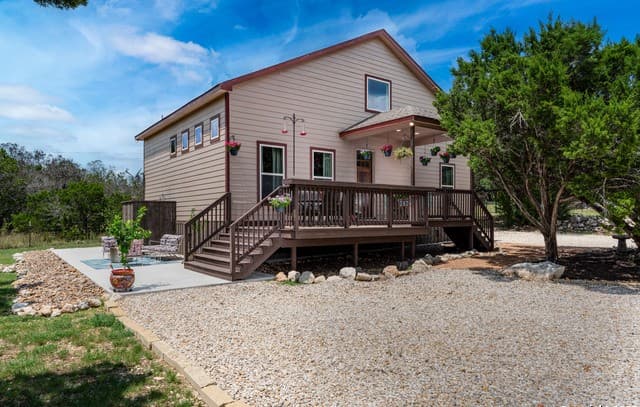 3-bedroom rental at 3363 English Crossing in Bandera, TX — photo 2