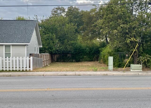 rental at 423 N Hackberry St in San Antonio, TX — photo 1