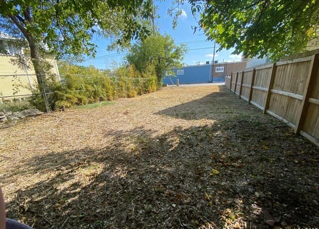 rental at 423 N Hackberry St in San Antonio, TX — photo 2