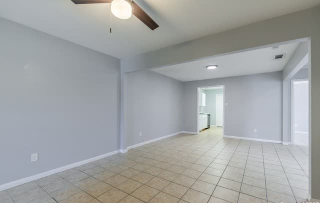 3-bedroom rental at 7642 Oak Chase in San Antonio, TX — photo 4