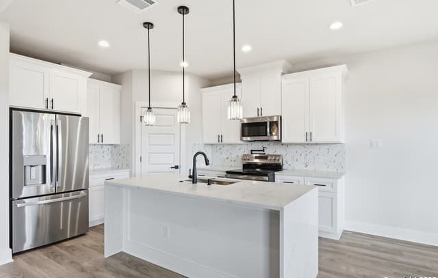 4-bedroom rental at 406 Arthur Ct in Spring Branch, TX — photo 2
