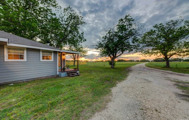 2-bedroom rental at 15592 Miller in St Hedwig, TX — photo 2