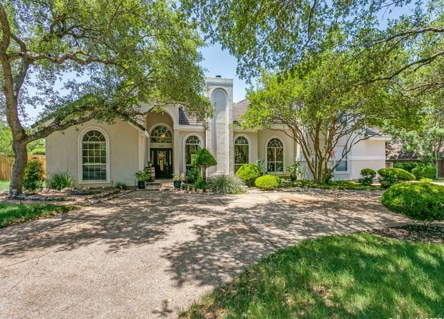 5-bedroom rental at 107 Post Oak Way in Shavano Park, TX — photo 2