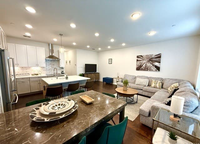 3-bedroom rental at 808 E Carson St Unit 102 in San Antonio, TX — photo 2