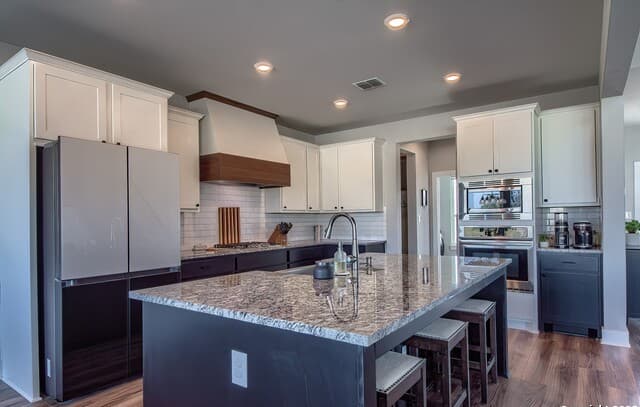 7-bedroom rental at 201 Lakeview Cir in La Vernia, TX — photo 5