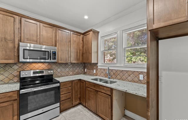 3-bedroom rental at 427 Donaldson in San Antonio, TX — photo 5