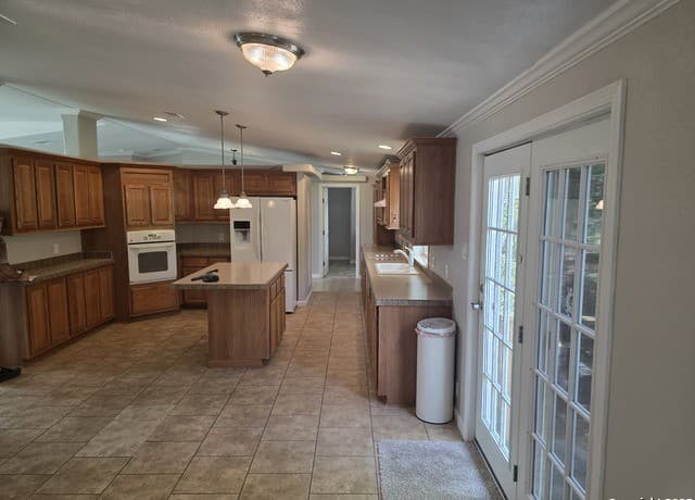4-bedroom rental at 7940 County Road 279 in Rio Medina, TX — photo 4