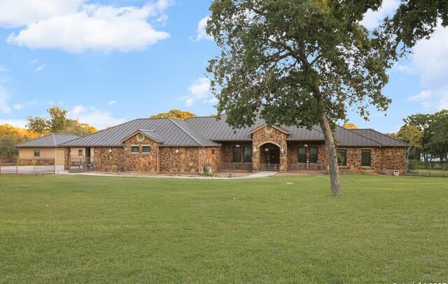 3-bedroom rental at 10745 Rosemar Ln in Adkins, TX — photo 5