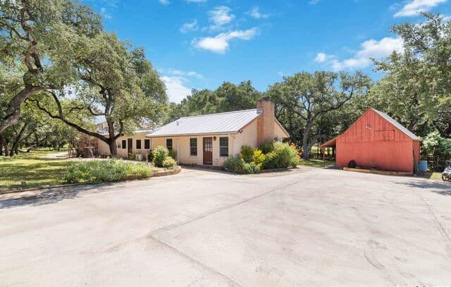 5-bedroom rental at 5803 Hollyhock in San Antonio, TX — photo 3