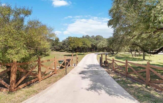 5-bedroom rental at 5803 Hollyhock in San Antonio, TX — photo 5
