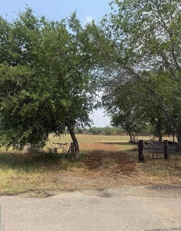 rental at 1404 US Highway 87 W in Stockdale, TX — photo 3