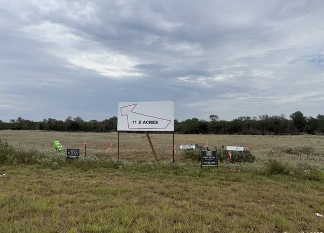 rental at 1404 US Highway 87 W in Stockdale, TX — photo 4