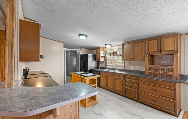 4-bedroom rental at 157 County Road 157 in Floresville, TX — photo 4