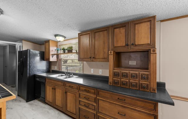 4-bedroom rental at 157 County Road 157 in Floresville, TX — photo 5
