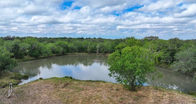 rental at 001 County Road 266 in Gillett, TX — photo 1