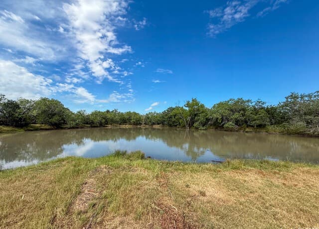 rental at 001 County Road 266 in Gillett, TX — photo 3