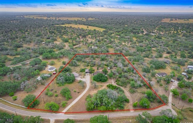 3-bedroom rental at 141 County Road 786 in Natalia, TX — photo 2