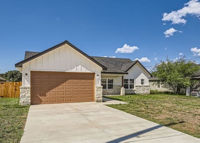 4-bedroom rental at 8501 Utopia Blvd in Selma, TX — photo 1