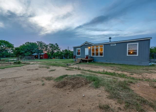 3-bedroom rental at 2831 County Road 430 in Pleasanton, TX — photo 3
