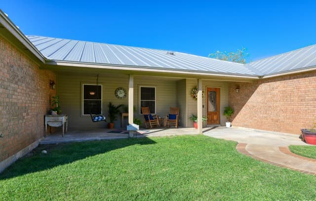 2-bedroom rental at 212 Patrick in Pleasanton, TX — photo 3