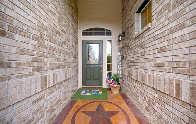 4-bedroom rental at 1711 Mountain in San Antonio, TX — photo 3