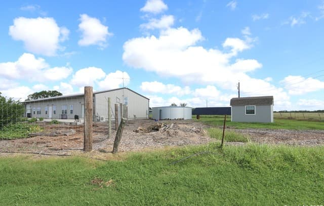 1-bedroom rental at 1221 N Santa Clara Rd in Marion, TX — photo 1
