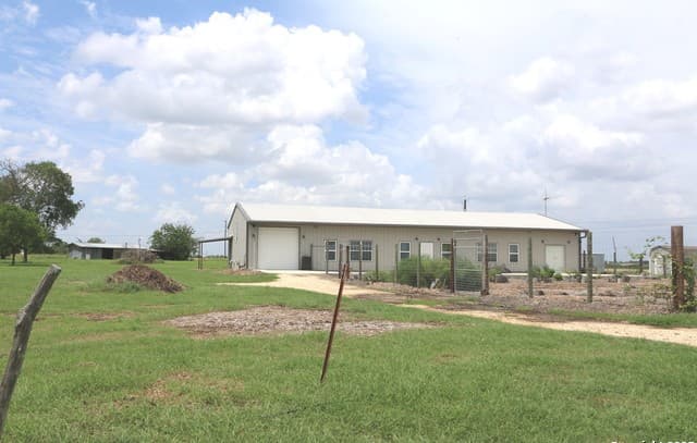 1-bedroom rental at 1221 N Santa Clara Rd in Marion, TX — photo 2