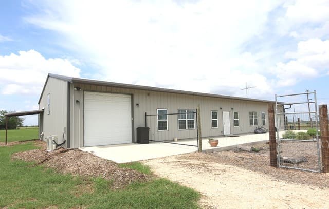 1-bedroom rental at 1221 N Santa Clara Rd in Marion, TX — photo 3