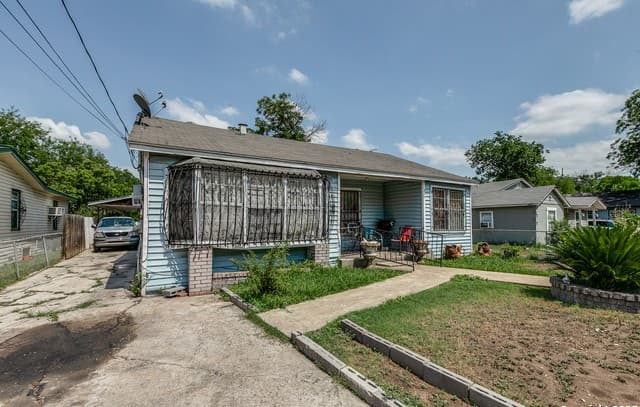 3-bedroom rental at 326 Balboa Ave in San Antonio, TX — photo 3