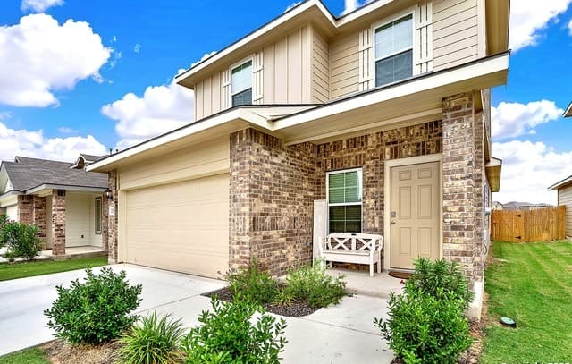 3-bedroom rental at 125 Legendary Trail Loop in Floresville, TX — photo 2