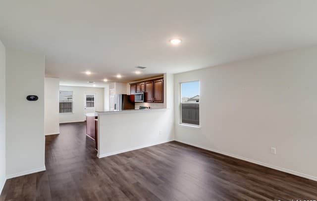 3-bedroom rental at 526 Wild Olive in San Antonio, TX — photo 3