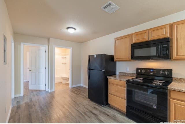 2-bedroom rental at 8111 Landing in San Antonio, TX — photo 5
