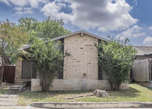3-bedroom rental at 11618 Spring Trail St in San Antonio, TX — photo 2