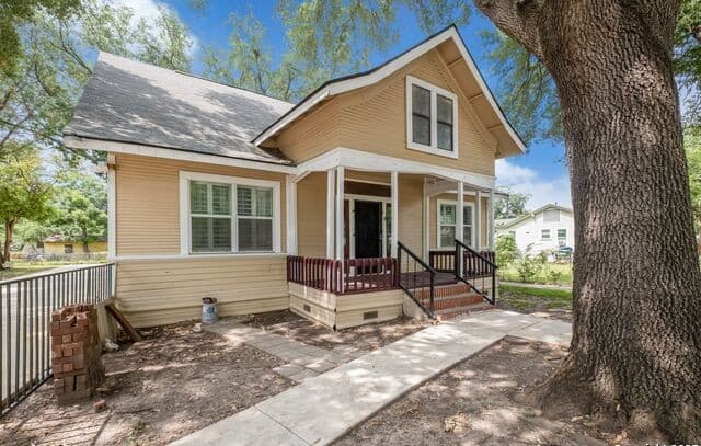 4-bedroom rental at 246 Felisa Street in San Antonio, TX — photo 4