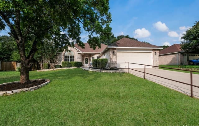 3-bedroom rental at 116 River Knl in Castroville, TX — photo 2