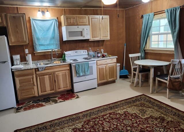 3-bedroom rental at 782 Lakeshore in Bandera, TX — photo 4