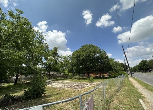 rental at 1302 Division Ave in San Antonio, TX — photo 2