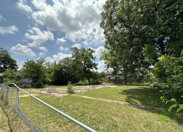 rental at 1302 Division Ave in San Antonio, TX — photo 4