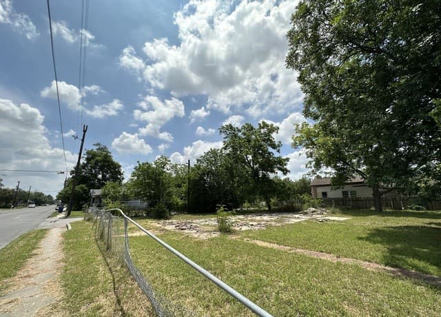 rental at 1302 Division Ave in San Antonio, TX — photo 5