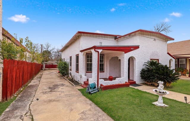 3-bedroom rental at 1137 W Magnolia in San Antonio, TX — photo 4