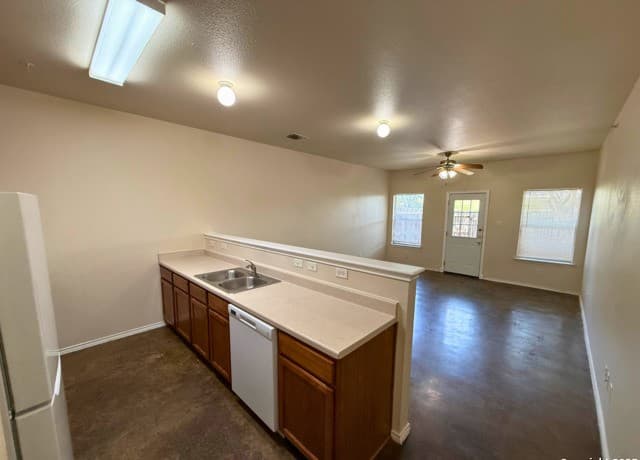 rental at 10822 Mathom in Universal City, TX — photo 2